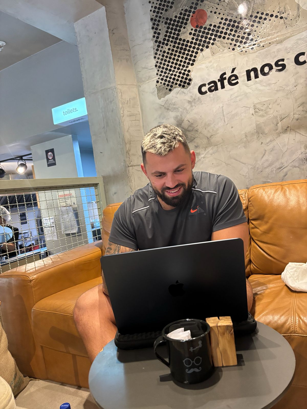 Pim Simons aan het werk in een cafe